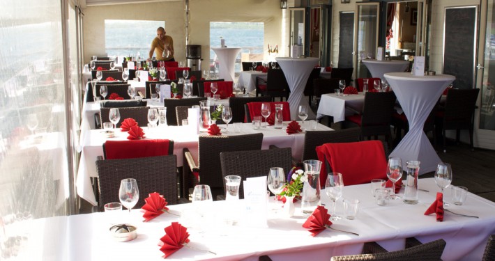 Tischdekoration der Seeterrasse im Außenbereich bei einem Event