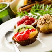 Leckeres Dessert: Kleine Törtchen mit Früchten