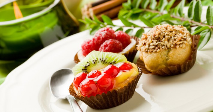 Leckeres Dessert: Kleine Törtchen mit Früchten