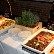 Warme Speisen aus Italien mit Kräutertöpfen dekoriert