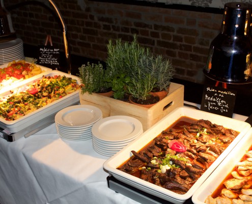 Warme Speisen aus Italien mit Kräutertöpfen dekoriert