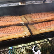 Frischer Lachs auf dem Grill zubereitet. Ein Highlight unter freiem Himmel.