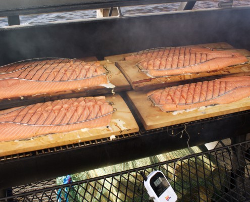 Frischer Lachs auf dem Grill zubereitet. Ein Highlight unter freiem Himmel.