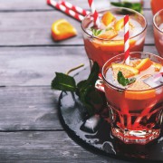 Kreative Cocktails passend zur Jahreszeit. Mit und ohne Alkohol.
