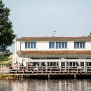 Leipzig Pier 1 mit dem italienischen Restaurant Sole Mio vom See aus gesehen