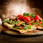 Pizza aus dem Steinofen mit Tomaten und Rucola