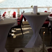 Festlich eingedeckte Tische mit Blick auf den Cospudener See