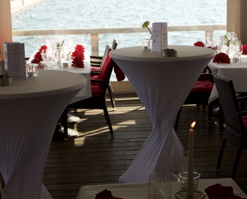 Festlich eingedeckte Tische mit Blick auf den Cospudener See